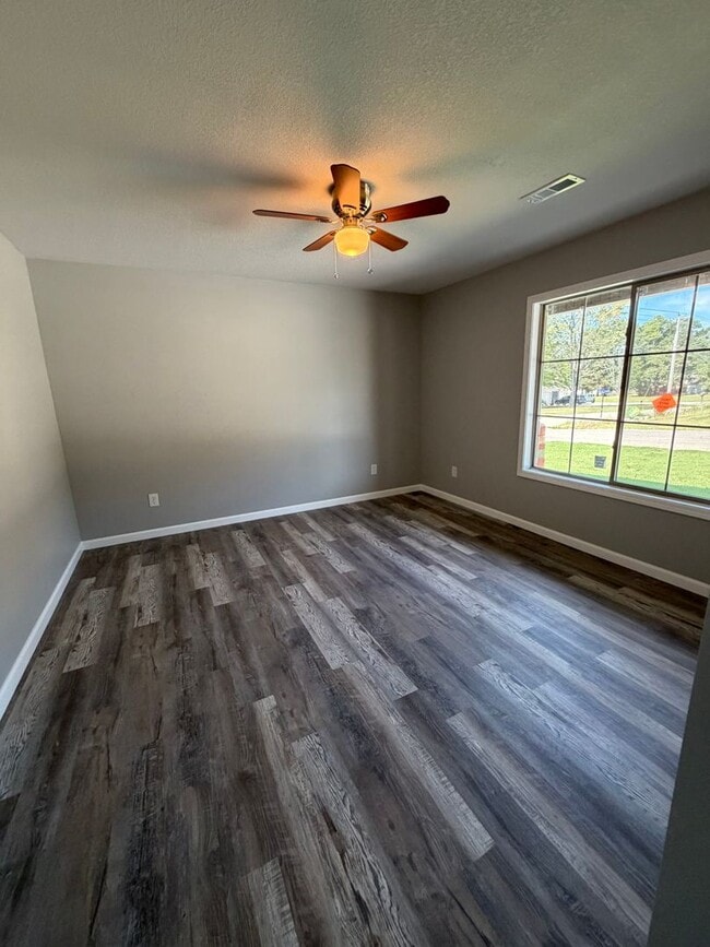 Building Photo - 100 Blue Star Ln