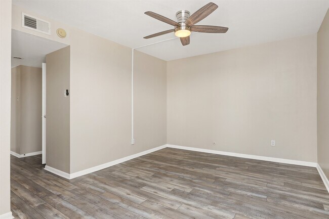 Building Photo - 500 Tiki Dr