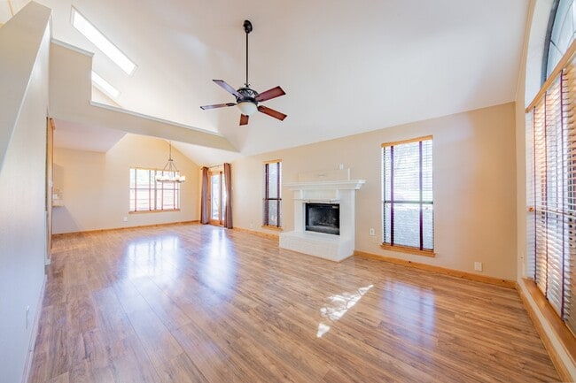 Building Photo - Charming 3-Bed Home by downtown Grapvine