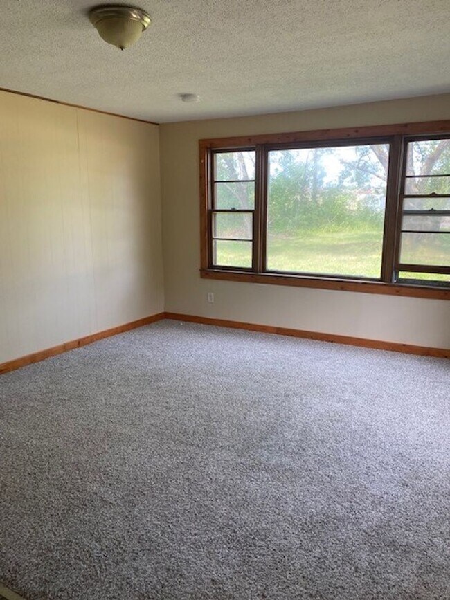 Building Photo - 3 Bedroom 1 Bathroom Single Family Home in...