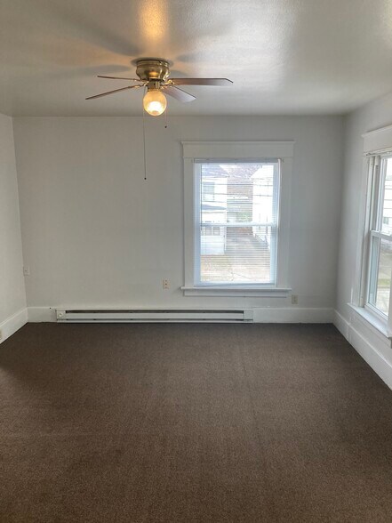 Building Photo - 817 Hess Ave