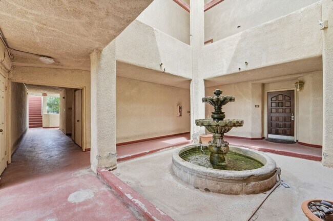 Building Photo - Central Phoenix Gem! Private Patio, Gated, Pool + Underground Parking