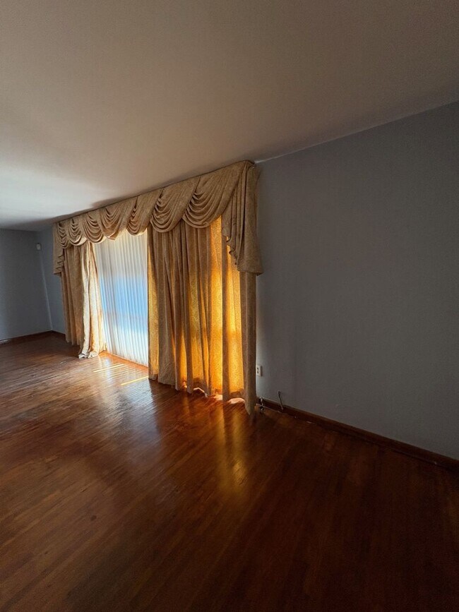 Building Photo - 3 Bedrooms and 1 Bathroom