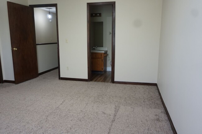 Building Photo - 2 Bedroom 2.5 Bath Townhome