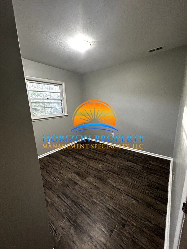 Building Photo - 2402 Tuxedo Dr NW