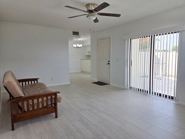 Building Photo - 3888 Victoria Dr