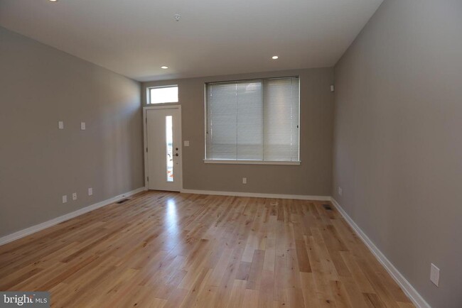 Building Photo - 1106 E Hewson St