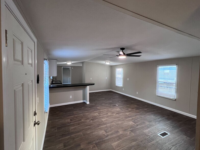 Building Photo - 215 Comanche Trail