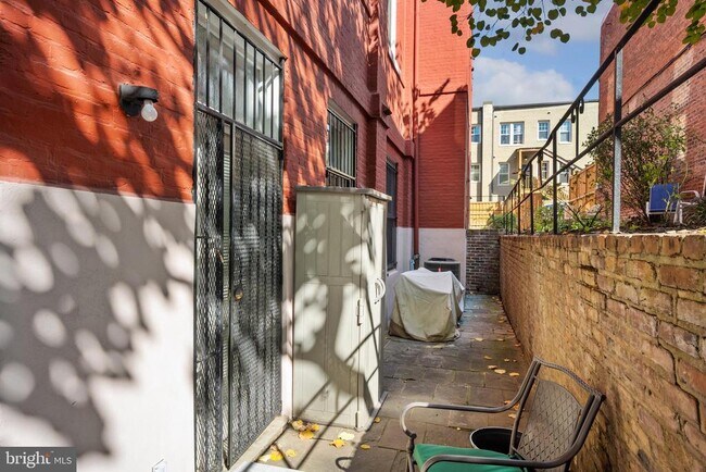 Building Photo - 301 G St NE