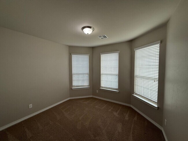 Building Photo - Beautiful 4 Bedroom Home in Mustang Schools