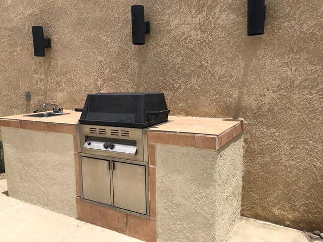 Grill and sink at poolside - 72836 Mesa View Dr