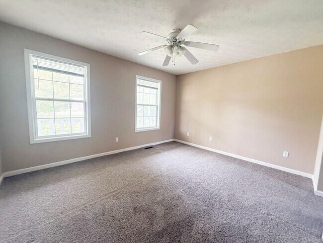 Building Photo - Pet-Friendly 3-Bedroom Home with Garage, Screened-In Porch & Spacious Bedrooms