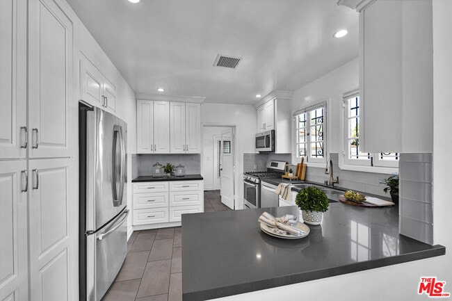 Building Photo - 203 S Detroit St