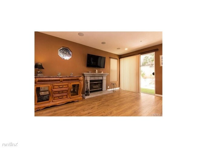 Building Photo - 9878 Via Esperanza