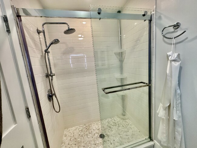 Building Photo - 326 Chelsea St