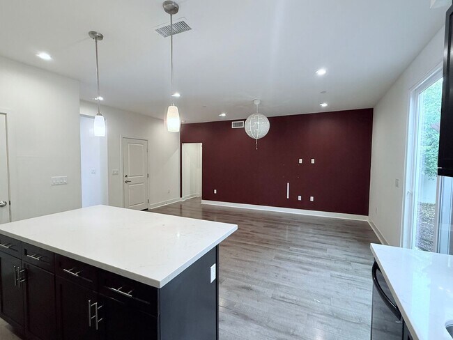 Building Photo - Reseda Ranch 5 bedroom 3 bath house!