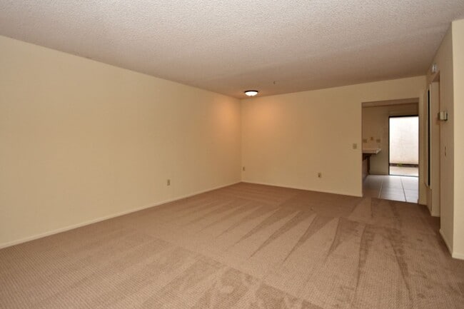 Building Photo - 3 Bed 2 Story Townhome in Tanglewood Community!