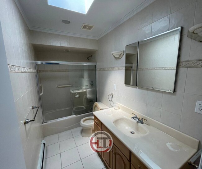 Building Photo - 3673 E Tremont Ave