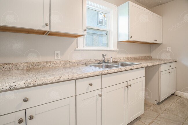 Building Photo - 5517 Woodland Ave