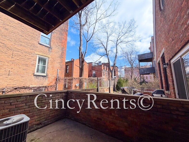 Building Photo - 422 Clark St