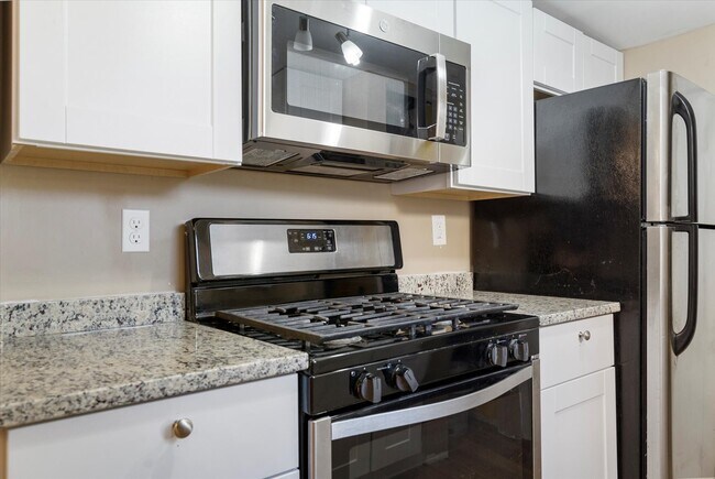 Building Photo - 424 S Eden St