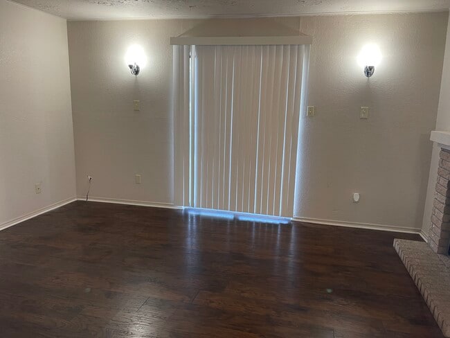 Building Photo - 1007 Spring Loop