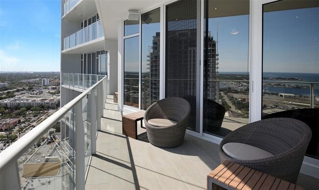 Building Photo - 175 1st St S