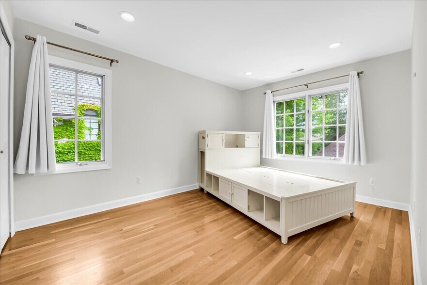 Building Photo - 455 Linden Rd
