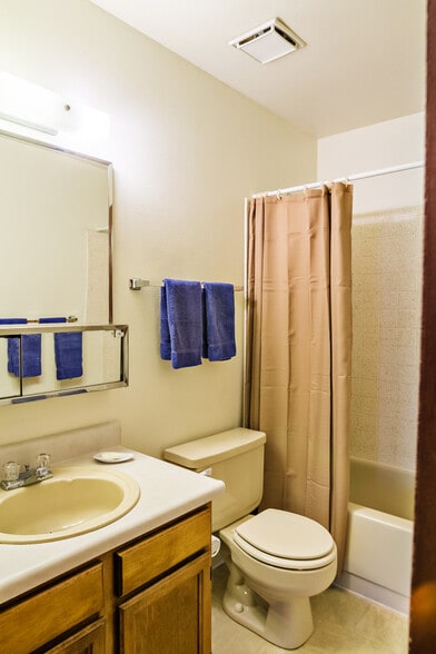Building Photo - 1150 Bacchus Dr