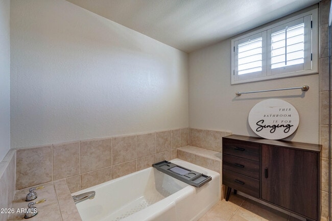 Building Photo - 2511 E Shaw Butte Dr