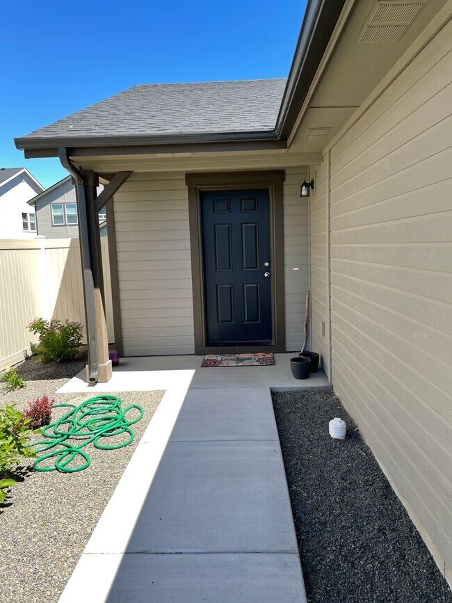 Building Photo - Beautiful 3-Bedroom Home