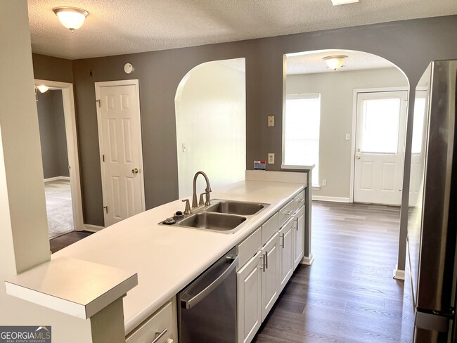 Building Photo - 6619 Saganaw Dr