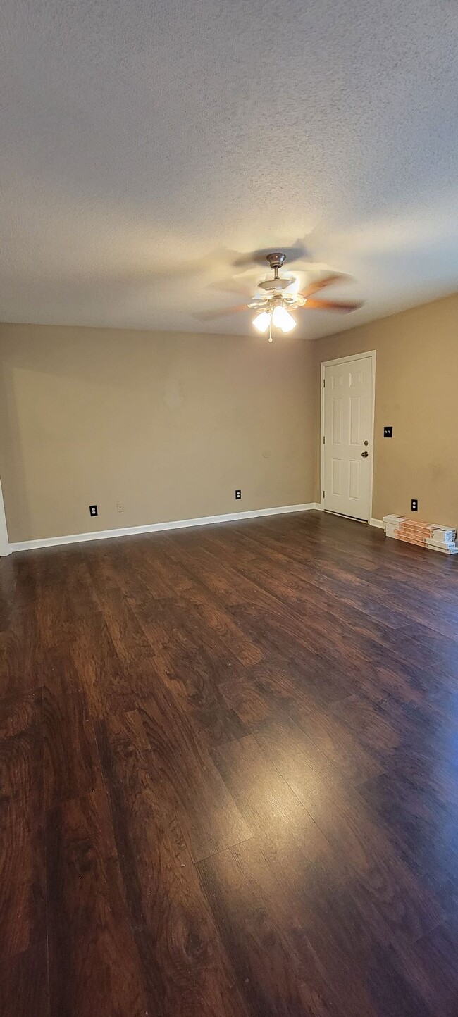 Building Photo - So CLEAN and AFFORDABLE~