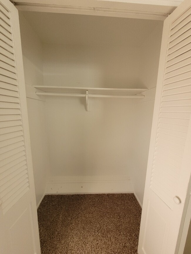 Building Photo - 4 bed 1.5 bath move in ready