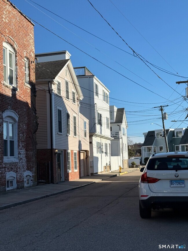 Building Photo - 3 Gold St