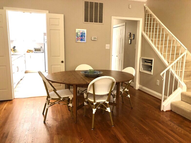 Generous dining space - 1660 Beekman Pl NW