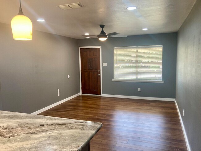 Building Photo - 901 Avenue E