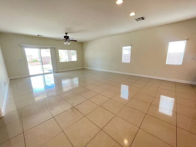 Building Photo - Carry Over Showing: This property has been...