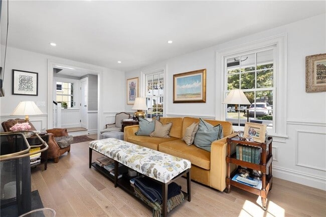 Building Photo - 9 Anthony St