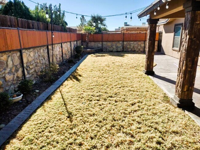 Building Photo - Immaculate Single Level Eastside Home With Refrigerated Air Located In Quiet Neighborhood