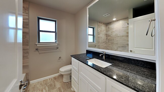 Building Photo - Very nice 3 Bedroom, 2 Bathroom 2 Car gara...