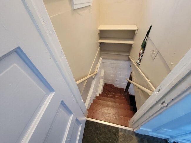 Building Photo - AVAILABLE July - Perfect 2 Bed 1 Bath In Hillside Neighborhood