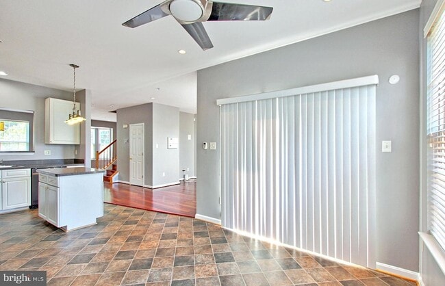 Building Photo - 9902 Woodview Dr