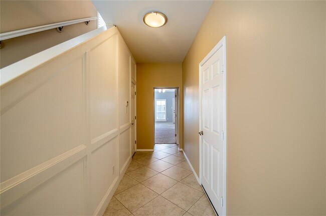 Building Photo - 915 W Heights Hollow Ln