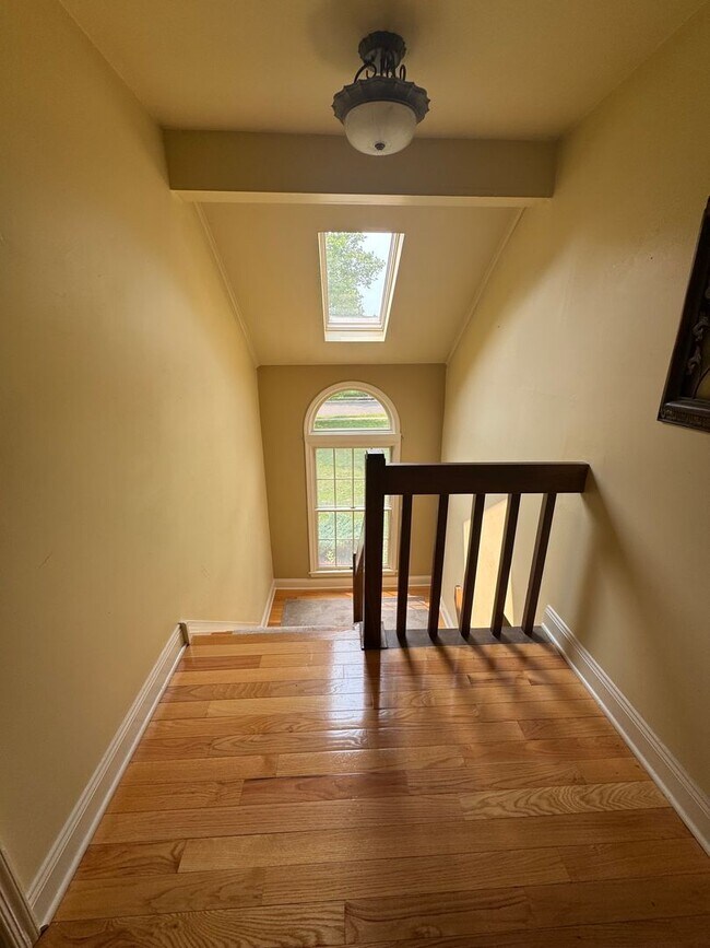 Building Photo - 102 Ravenwood Pl