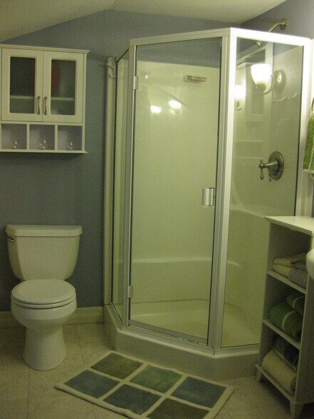 Master bathroom with laundry - 215 South 36th Avenue