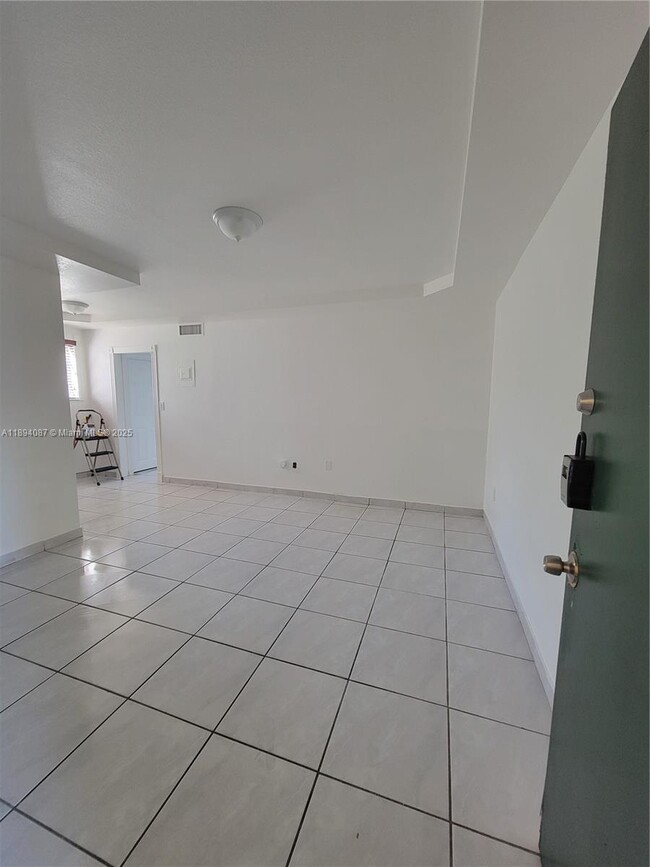 Building Photo - 1975 NE 135th St