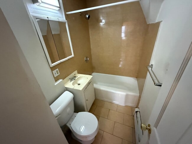 Building Photo - SHORT TERM WINTER RENTAL ONLY!!!!!