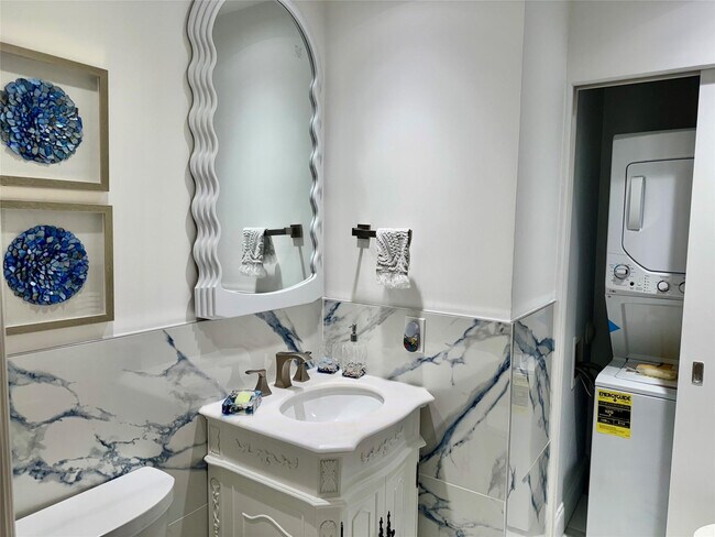 Building Photo - 1010 NE 8th Ave