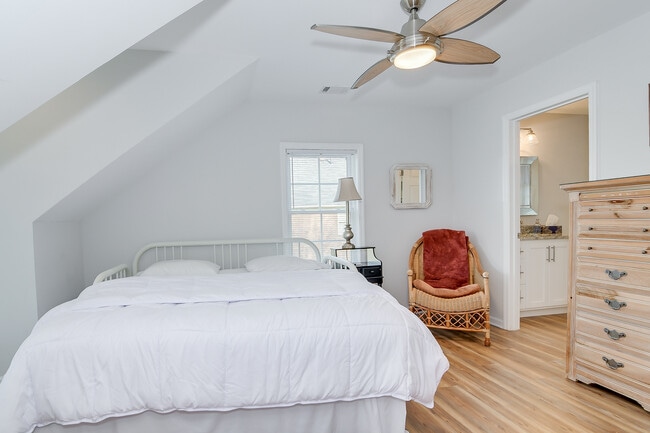 Building Photo - 4117 Knollcrest Cir N